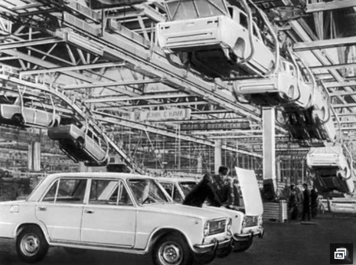 автомобильный завод построили. горьковский автомобильный завод 1932. ваз 2101 конвейер ваз. завод камаз в набережных челнах ссср. ваз 2101 жигули с завода.